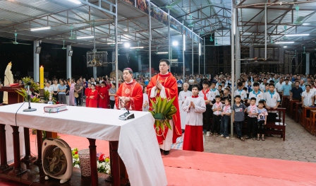 Giáo xứ Xuân Thành long trọng rước kiệu, dâng hoa kính Đức Mẹ và cử hành Lễ Vọng Chúa Thánh Thần