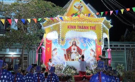 Giáo họ Gò Xoan – Giáo xứ Thủy Trạm: Long trọng cung nghinh Thánh Thể Chúa
