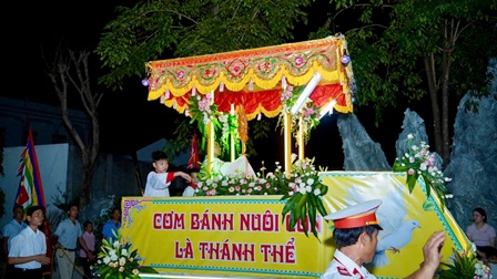 Giáo xứ Phù Lao: Cung nghinh Thánh Thể và mừng lễ Mình Máu Thánh Chúa Kitô