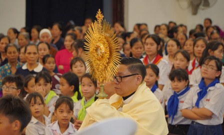 Giáo Xứ Hoàng Xá Long Trọng Cung Nghinh Thánh Thể Và Cử Hành Thánh Lễ Kính Mình Và Máu Thánh Chúa Kitô