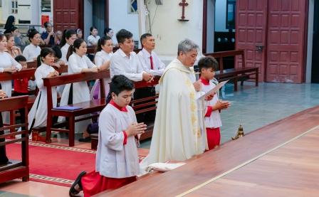 Giáo xứ Chính Tòa Sơn Lộc: Tôn Kính Thánh Tâm Chúa Giêsu – Học Sống Trái Tim Yêu Thương Giữa Một Thế Giới Dửng Dưng
