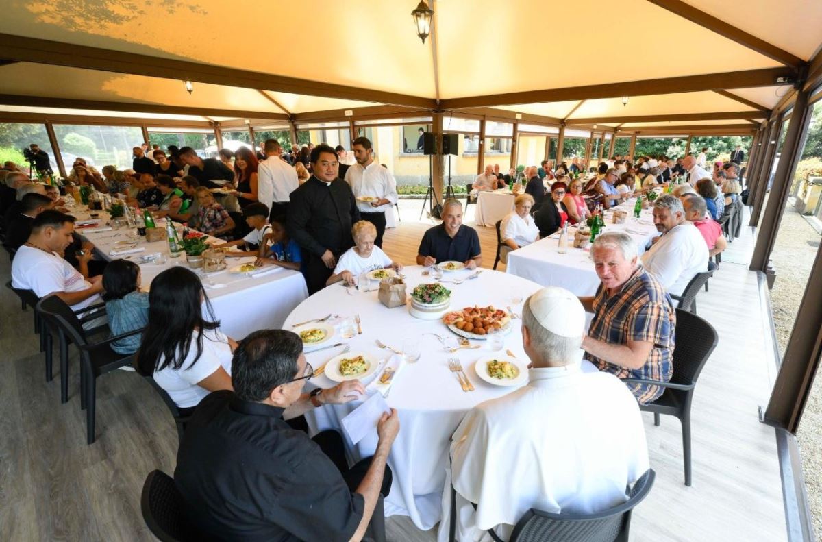 Đức Thánh Cha Lêô XIV dùng bữa với người nghèo tại Castel Gandolfo (17/8/2025) (@Vatican Media)
