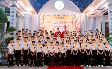 Giáo xứ Chiêu Ứng: 69 em lãnh nhận Bí tích Thêm sức