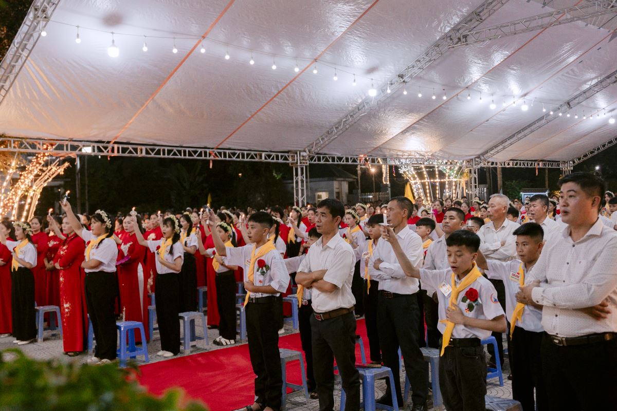 Các em lặp lại lời tuyên hứa khi lãnh nhận Bí tích Thánh Tẩy