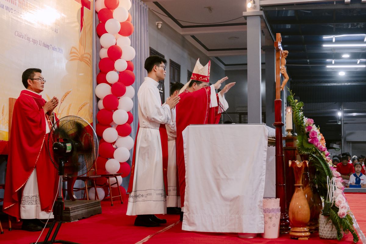 Đức cha đặt tay cầu xin ơn Chúa Thánh Thần