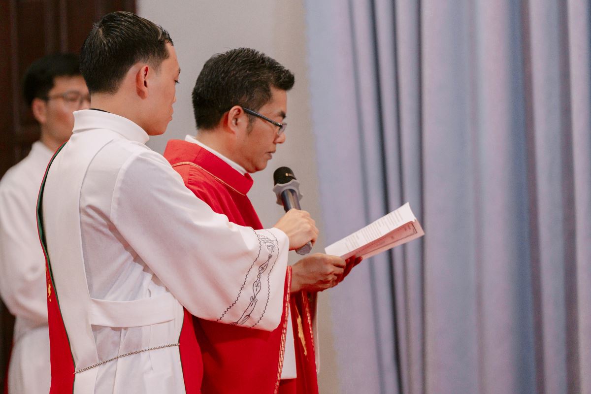cha xứ Phêrô giới thiệu 69 em đã hoàn tất chương trình giáo lý và xin Đức cha ban Bí tích Thêm sức cho các em
