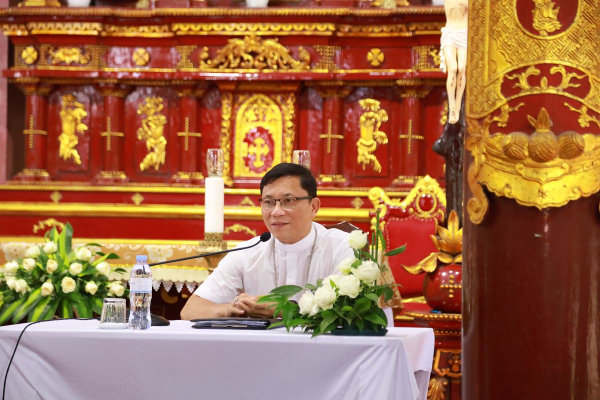 Đức cha Phaolô chia sẻ tại Cụm 2