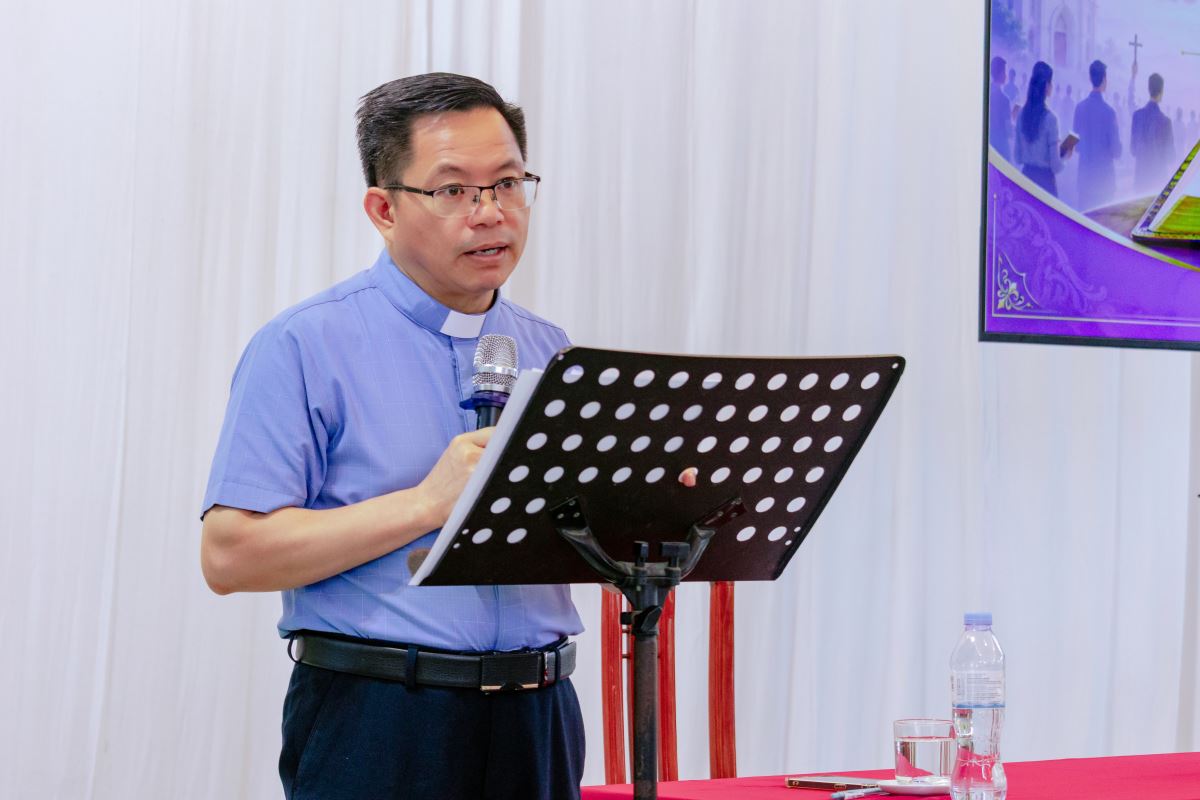 cha quản hạt Giuse Nguyễn Văn Úy chia sẻ chuyên đề “Vai trò của Lời Chúa trong việc loan báo Tin Mừng”