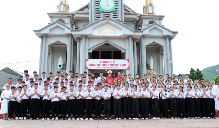 Giáo xứ Ro Lục: Thánh lễ ban bí tích Thêm Sức cho 106 em thiếu nhi
