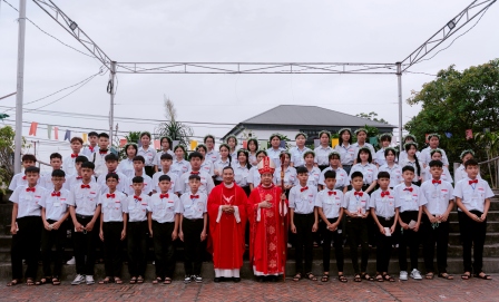 Giáo xứ Tiên Kiên: 51 em lãnh nhận Bí tích Thêm Sức