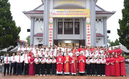Giáo xứ Hương Tran: Thánh lễ ban Bí tích Thêm Sức cho 31 em thiếu nhi