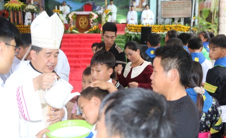 Giáo Xứ Mường La: Thánh Lễ Ban Các Bí Tích Khai Tâm Kitô Giáo