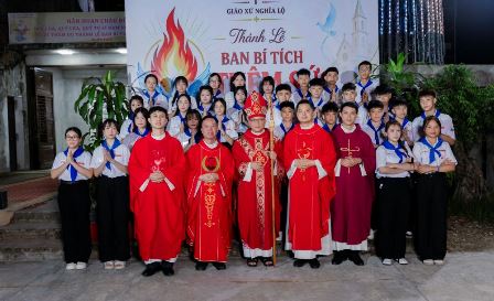 Thánh Lễ Ban Bí Tích Thêm Sức Tại Giáo Xứ Nghĩa Lộ