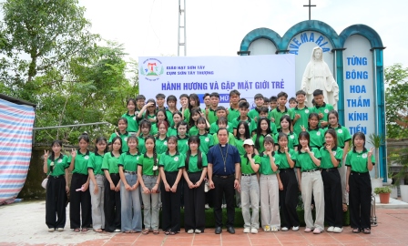 Giới Trẻ Cụm Sơn Tây Thượng Họp Mặt Lần II, Hành Hương Lãnh Ơn Toàn Xá Tại Giáo Xứ Phú Nghĩa