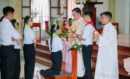 Giáo xứ Trại Vàng: Hồng ân Rước lễ lần đầu của 27 thiếu nhi
