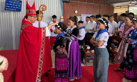 Chuẩn Xứ Văn Bàn: Hội Chợ Kết Thúc Trại Hè Và Thánh Lễ Ban Bí Tích Thêm Sức, Rước Lễ Lần Đầu