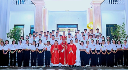 Giáo xứ Tình Lam: Thánh lễ ban Bí tích Thêm Sức cho 57 thiếu nhi