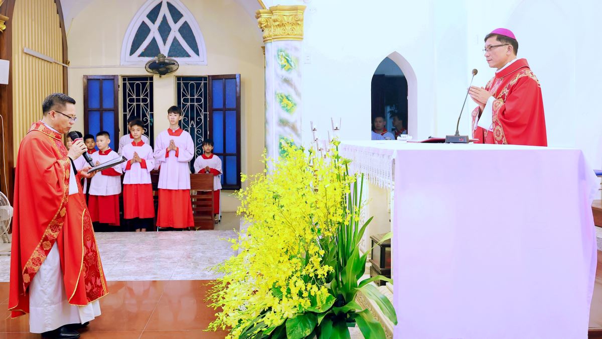 cha Giuse Nguyễn Văn Úy giới thiệu 57 em thiếu nhi đủ điều kiện lãnh nhận Bí tích Thêm Sức với Đức cha