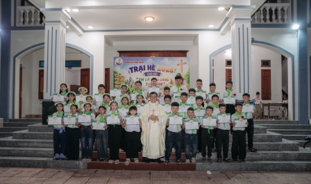 Giáo Xứ Phú Hữu: 33 Em Hân Hoan Đón Chúa Giêsu Thánh Thể Trong Ngày Rước Lễ Lần Đầu