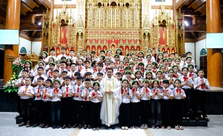 Giáo xứ Cần Kiệm: 86 em thiếu nhi lãnh nhận Bí tích Thánh Thể trong Thánh lễ Vọng Đức Mẹ Hồn Xác Lên Trời
