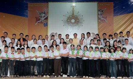 Giáo xứ Mộc Châu: 28 em thiếu nhi Rước lễ lần đầu và 2 Dự tòng lãnh nhận các Bí tích Khai tâm