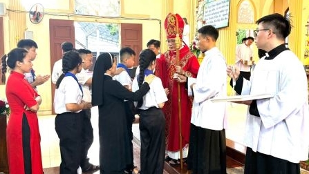 Giáo xứ Tân Quang: Đức cha Phụ tá Phao-lô Nguyễn Quang Đĩnh cử hành Thánh lễ Thêm Sức cho 44 em thiếu nhi