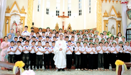 Giáo xứ Ro Lục: Mừng lễ Đức Maria Hồn Xác Lên Trời và 60 em thiếu nhi Rước lễ lần đầu