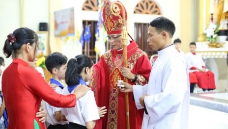 Giáo xứ Tân Thịnh: Thánh lễ Ban Bí Tích Thêm Sức cho 29 em Thiếu nhi