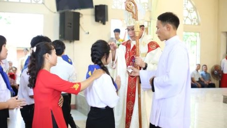 Giáo xứ Yên Bình: 102 em thiếu nhi lãnh nhận Bí ích Thêm sức trong ngày Lễ Đức Maria Hồn Xác Lên Trời