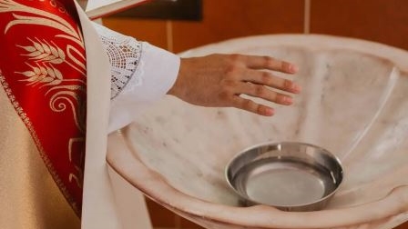 Những câu hỏi về phụng vụ: Nước thường được thêm vào nước phép thì nước ấy còn là nước phép không?