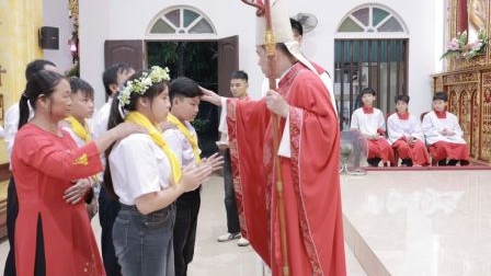 Giáo xứ Bãi Dòng: Đức cha Đaminh dâng Thánh lễ và ban Bí Tích Thêm Sức