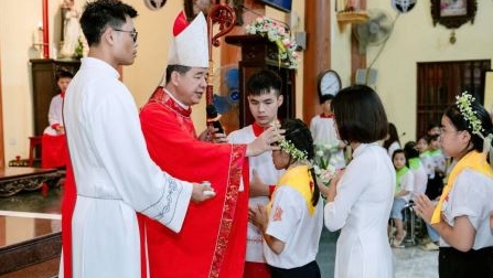 Giáo xứ Mộc Hoàn: Đức Cha Đa-minh cử hành Thánh lễ Ban Bí tích Thêm sức cho 86 em thiếu nhi