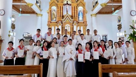 Thánh lễ bế giảng Khóa Sư phạm Giáo lý cấp I và thường huấn Giáo lý viên tại Giáo xứ Thanh Uyên