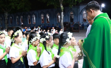 Giáo xứ Hiền Quan: 42 em thiếu nhi lần đầu Rước lễ