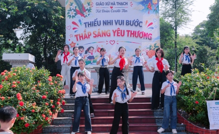 Xứ Đoàn Ca-rô-lô Tân Giáo xứ Hà Thạch mừng lễ quan thầy và Tết Trung Thu