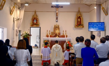 Giáo họ Chiềng Ve chầu Thánh Thể thay mặt Giáo phận
