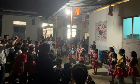 Giáo xứ Than Uyên tổ chức Trung Thu cho thiếu nhi tại Bản Hua Cưởm