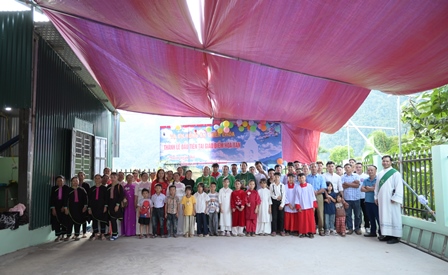 Giáo điểm Hoa Ban (Hưng Hóa): Thánh lễ đầu tiên và Nghi thức làm phép Nhà nguyện mới
