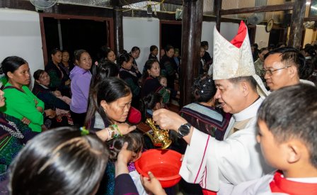 Đức cha Đa-minh Hoàng Minh Tiến thăm mục vụ, ban Bí tích Thêm Sức và Bí tích Khai Tâm tại chuẩn xứ Sử Pán