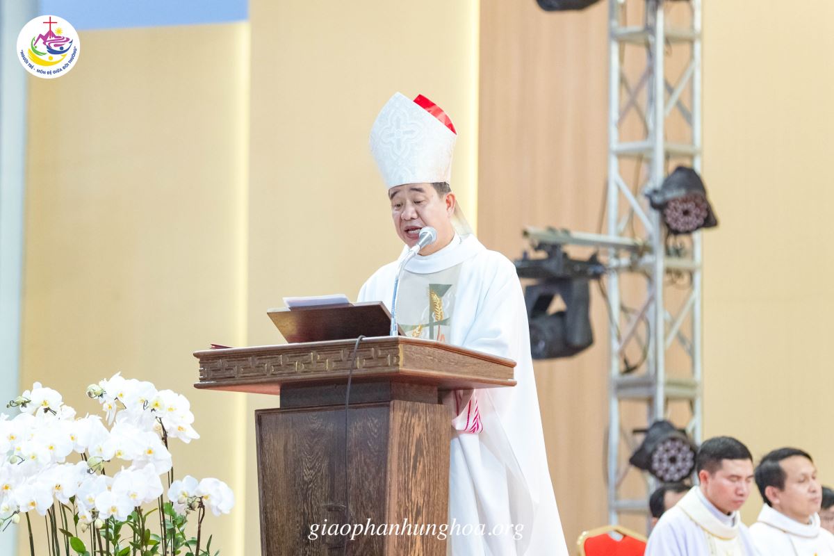 Đức cha Đa Minh giảng lễ