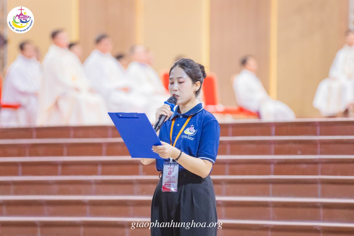 Đại diện các bạn trẻ dâng lời tri ân Đức cha, quý cha và cộng đoàn