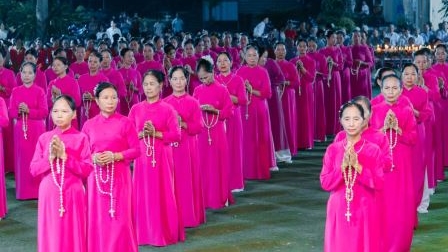 Giáo xứ Ngô Xá hiệp hành dâng hoa kính Mẹ tại Giáo xứ Yên Tập trong ngày Khánh nhật Truyền giáo
