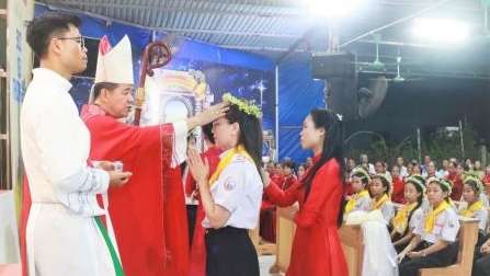 Giáo xứ Trại Sơn: 89 Em lãnh nhận Bí thích Thêm sức