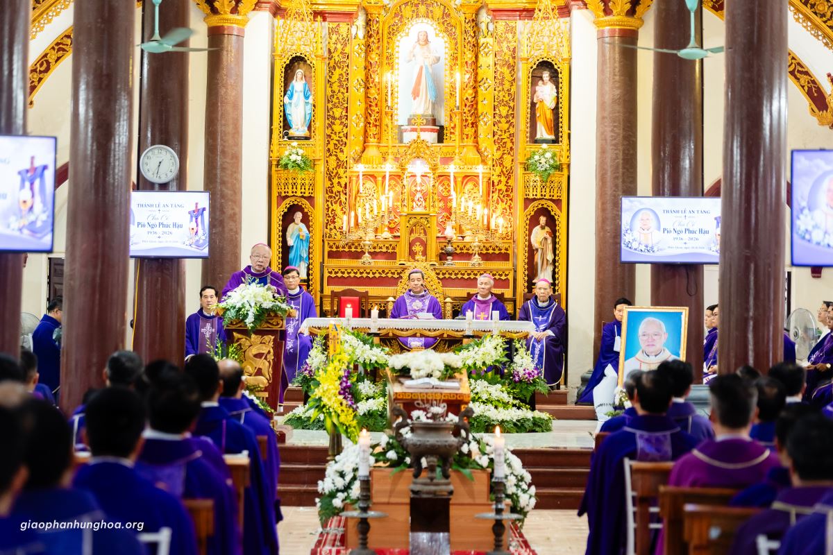 Đức cha An-tôn giảng lễ