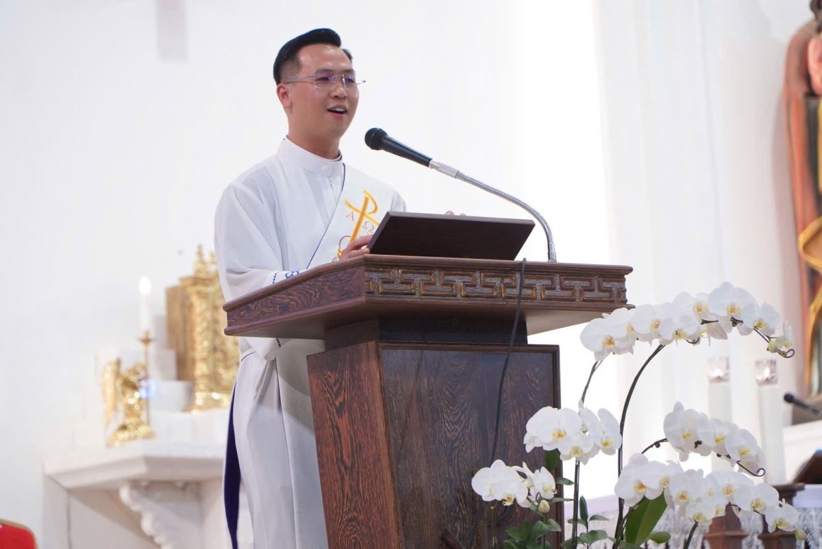 Tthầy phó tế Phêrô Phạm Xuân Trường giảng lễ