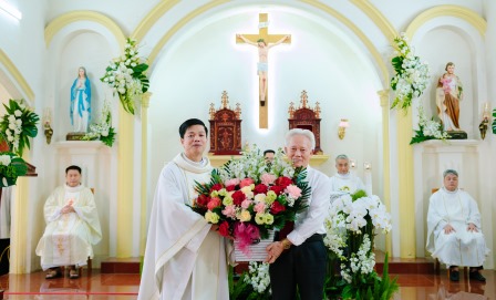 Giáo xứ Phú Cát: Thánh lễ nhận xứ của cha chính xứ tiên khởi và kỷ niệm 5 năm linh mục của cha Giuse Nguyễn Văn Thắng