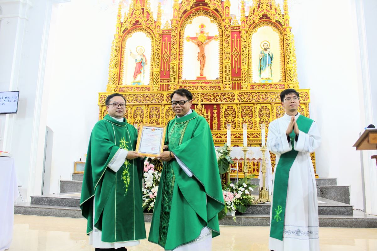 Cha đặc trách trao văn thư công nhận cho cha Tuyên úy xứ đoàn
