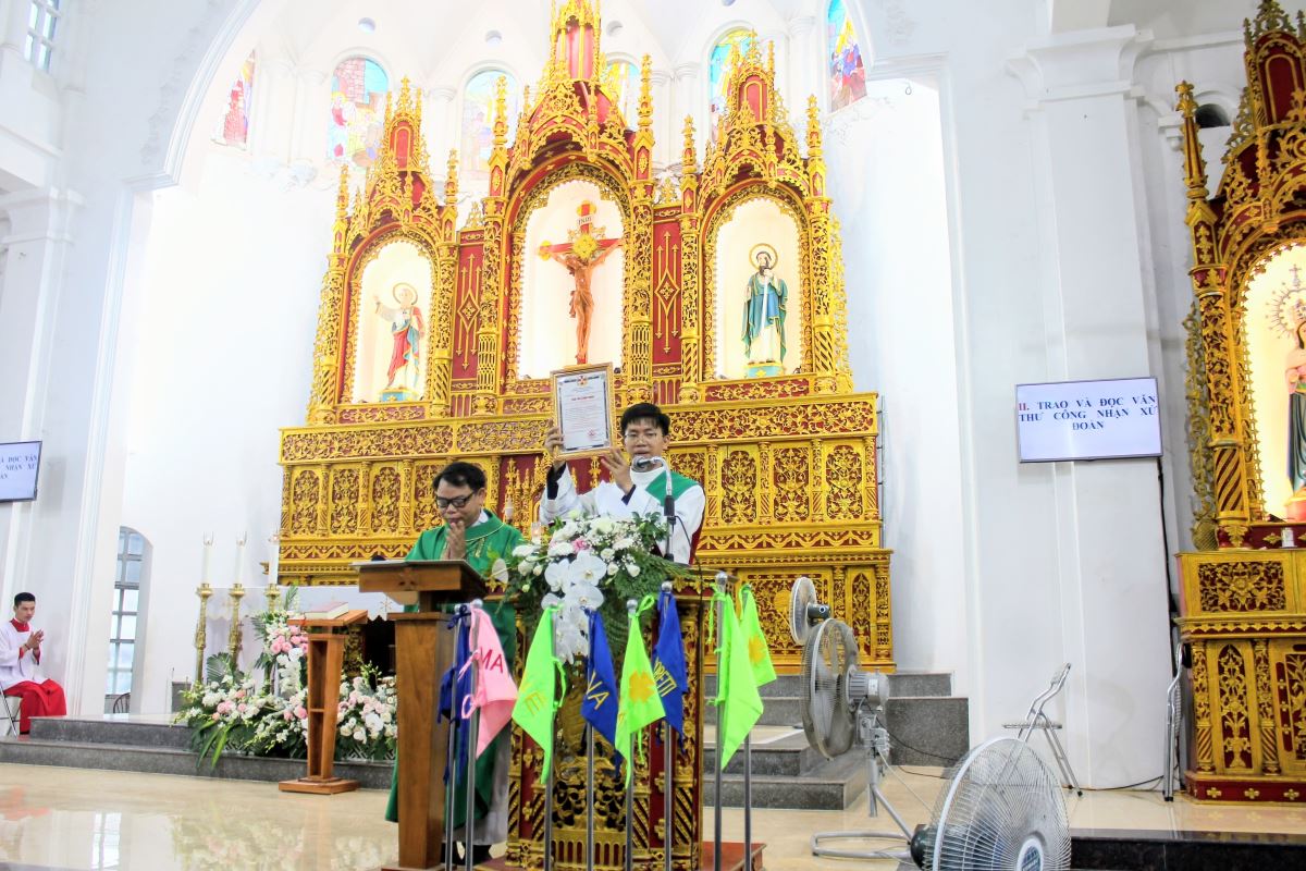 Thầy Phó tế Phêrô Đỗ Công Chiến công bố văn thư công nhận xứ đoàn