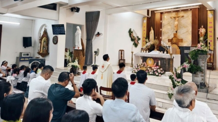Giáo xứ Nghĩa Lộ chầu Mình Thánh Chúa thay mặt Giáo phận