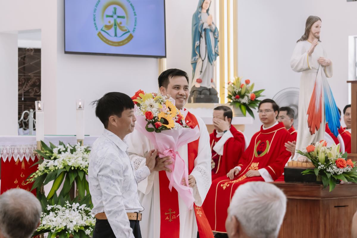Đại diện giáo xứ trao hoa chào mừng cha tân quản xứ